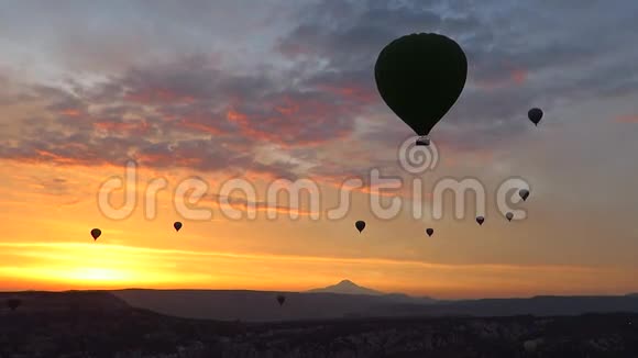 黎明时分热气球飞过卡帕多西亚上空的剪影视频的预览图