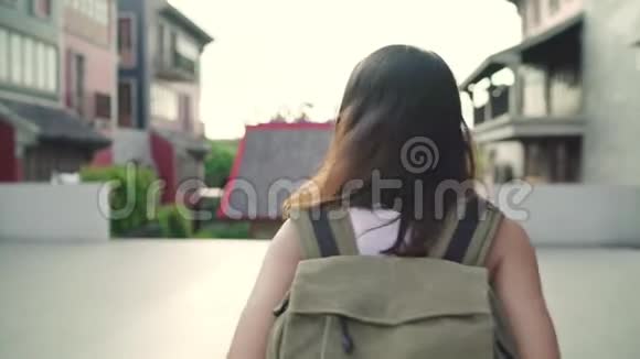 亚洲背包客女人在中国北京旅行快乐开朗美丽的少年博主女性行走视频的预览图