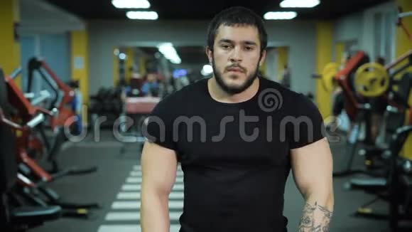 健身房里强壮男人的特写视频的预览图