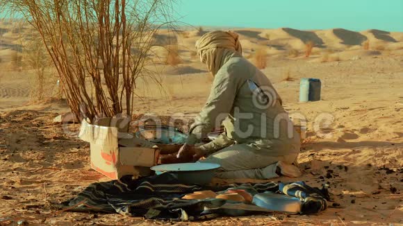 一个撒哈拉人洗碗视频的预览图