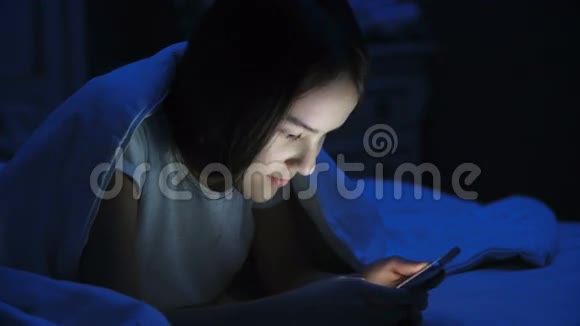 4k段美丽少女晚上用手机给男友打短信视频的预览图