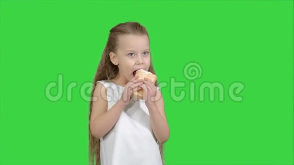 小女孩在绿色屏幕上吃冰淇淋色度键视频的预览图