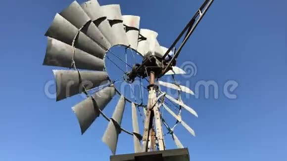 风车在农场里快速旋转微风视频的预览图