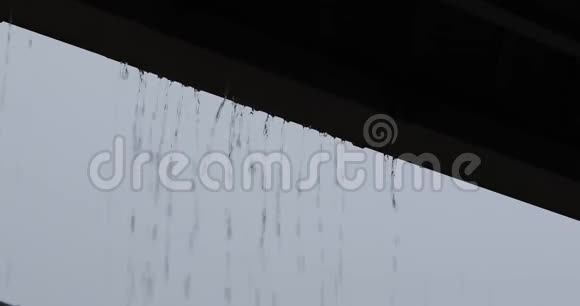 天沟屋顶水滴溢出视频的预览图