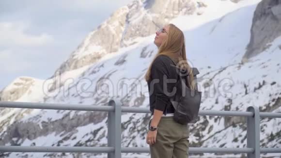 放松的少女享受山景视频的预览图