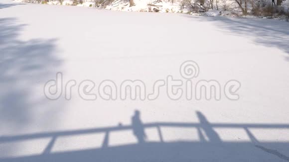 一对夫妇的影子雪背景视频的预览图