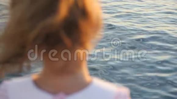 一个海上小女孩的特写镜头视频的预览图