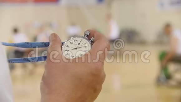 轮椅篮球慢动作训练时教练手中的秒表视频的预览图