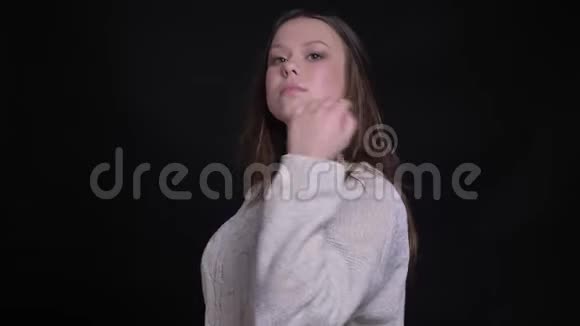 年轻迷人的白种人女模特在镜头前梳头摆姿势的特写镜头视频的预览图