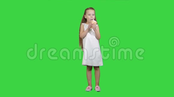 小女孩在绿色屏幕上吃冰淇淋铬钥匙视频的预览图