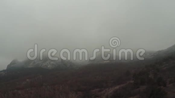 空中摄影机拍摄景色尽收眼底雾中雪中山峰视频的预览图
