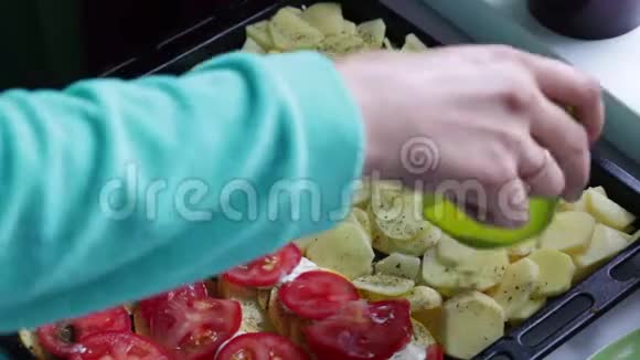 女人在烤盘上加香料视频的预览图