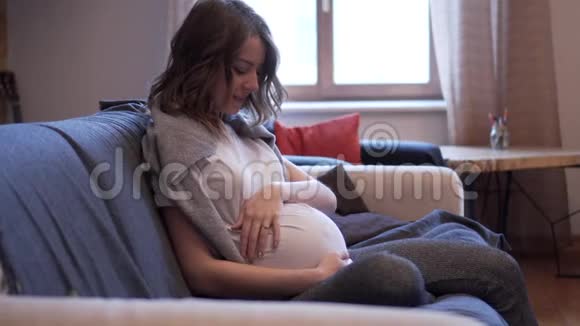 孕妇在家爱抚肚子视频的预览图