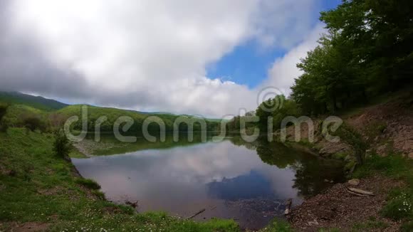 自然林湖景观带天云时移4k视频的预览图