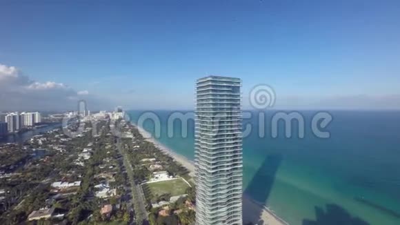 4k空中无人机全景图中的巨型镜面豪华摩天大楼迈阿密大西洋佛罗里达海岸海滩海景拍摄视频的预览图