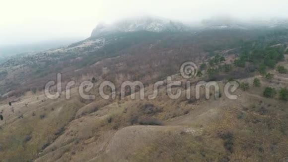 空中射击在山顶上缓慢的飞行穿过薄雾视频的预览图