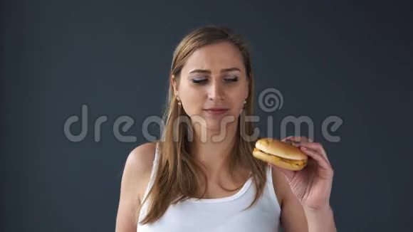超重的女人不能选择吃苹果或汉堡视频的预览图