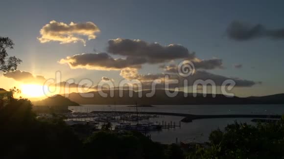 澳大利亚Airlie海滩小镇上空日落时间视频的预览图