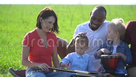 黑人和白人妇女带着两个白人孩子去野餐视频的预览图