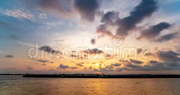 在乔普拉亚河中随着日落和迁移而过的云的时间推移视频的预览图