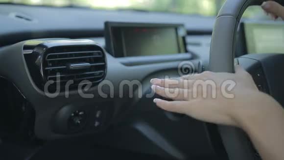 女性驾驶汽车使用转向灯开关视频的预览图