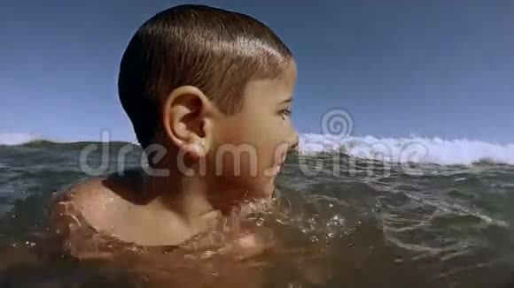 男孩在海浪中跳跃视频的预览图