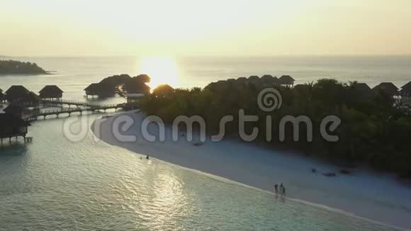 日落时马尔代夫岛的鸟瞰图视频的预览图