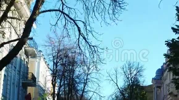 蓝色的城市天空从一辆车基辅乌克兰视频的预览图