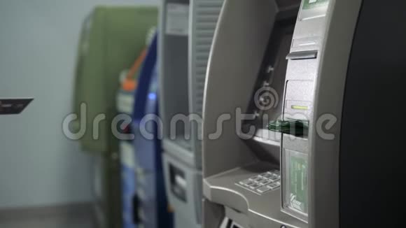 接近一名使用银行机器的妇女的手使用信用卡业务提款美元欧元视频的预览图
