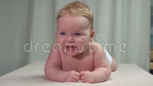快乐的小宝宝趴在肚子上视频的预览图