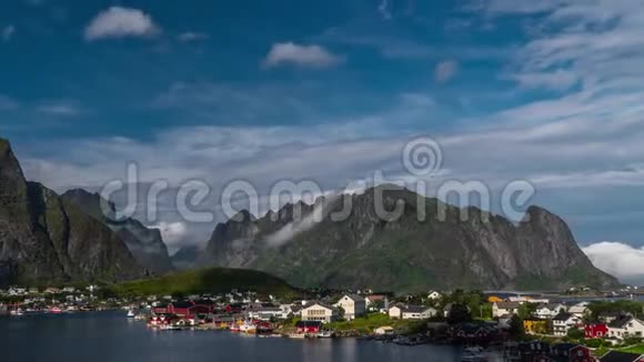 在挪威传统的小村庄上移动云层视频的预览图