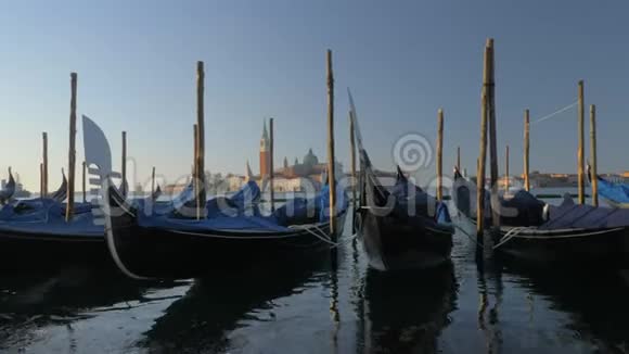 意大利贡多拉斯停泊的威尼斯水景视频的预览图