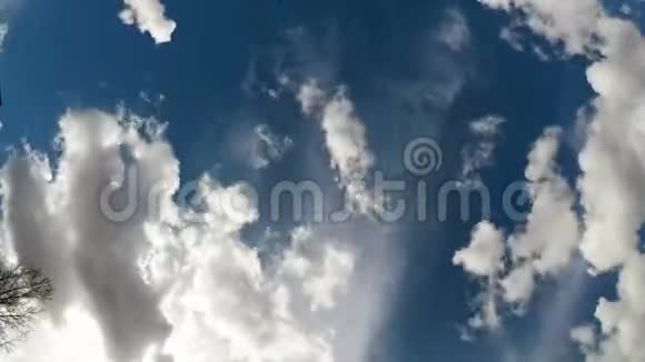 时光流逝的云彩遮住了蓝天视频的预览图