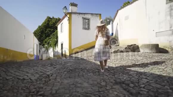 在葡萄牙老街上跟着一个女人视频的预览图