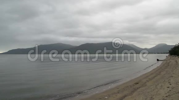 澳大利亚昆士兰州多云的早晨海滩凯恩斯视频的预览图