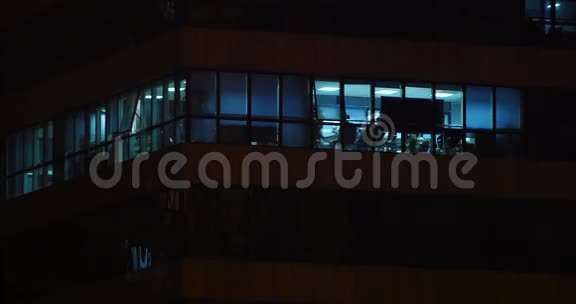办公大楼窗户夜间照明和城市建筑玻璃房视频的预览图