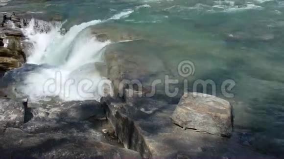 班夫国家公园的堤岸上涌来的水视频的预览图