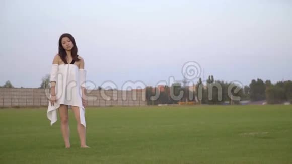 悲伤的日本女孩站在草地上视频的预览图