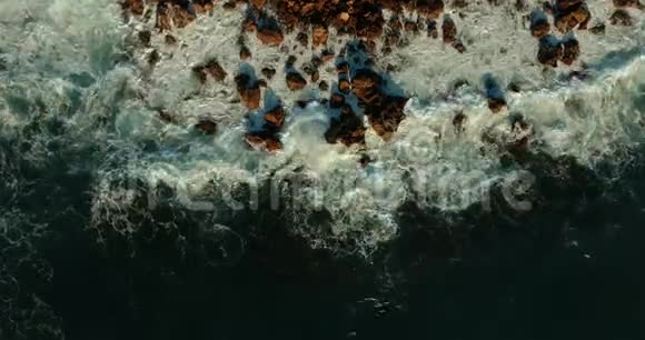 令人难以置信的俯视在水下消失的石头巨浪覆盖着海岸视频的预览图