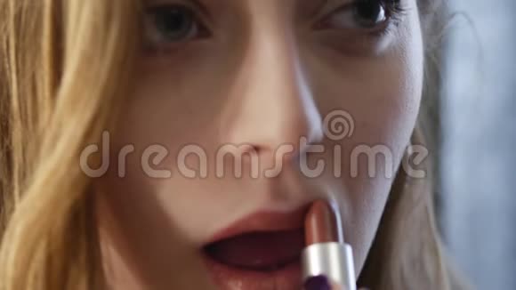 年轻女子棕色嘴唇和口红4K视频的预览图