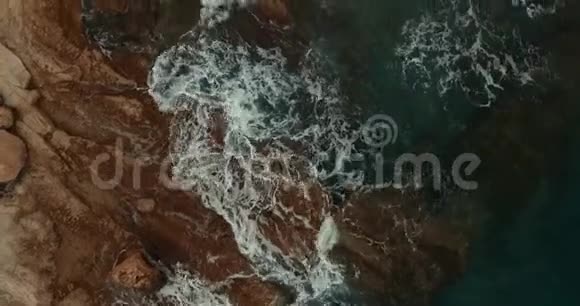 四翼飞机沿着被巨浪冲过的岩石海岸射击冲刷地中海的石质海岸视频的预览图