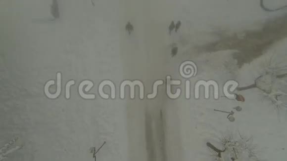 在一个雪域小村庄飞行视频的预览图