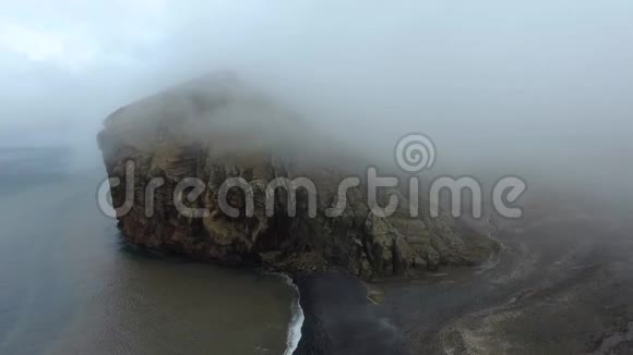 无人机在雾中从岩石上方升起安德列夫视频的预览图