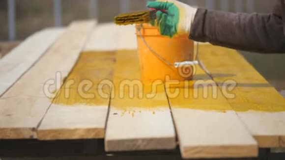 用防腐剂覆盖木木板视频的预览图