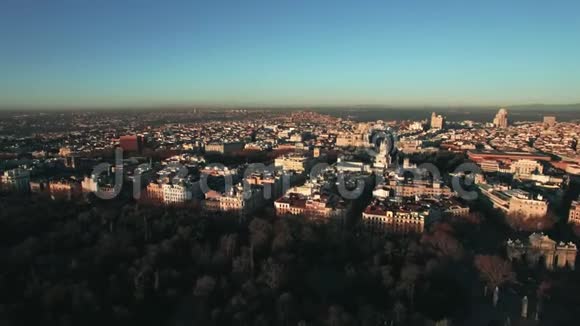 西班牙马德里冬季早晨的空中城市景观视频的预览图