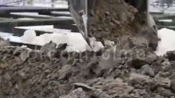 挖掘机挖坑视频的预览图