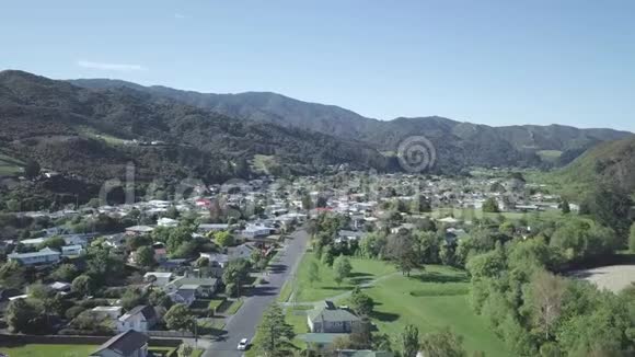 4K型天线典型的新西兰小镇视频的预览图