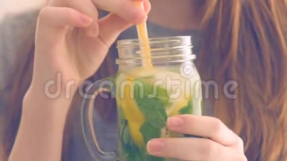 喝柠檬水的女孩视频的预览图