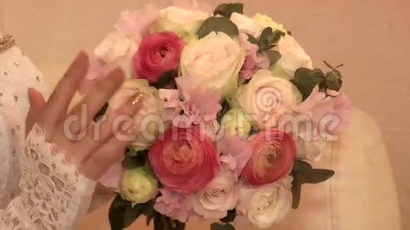 新娘一束白色和粉红色的玫瑰视频的预览图