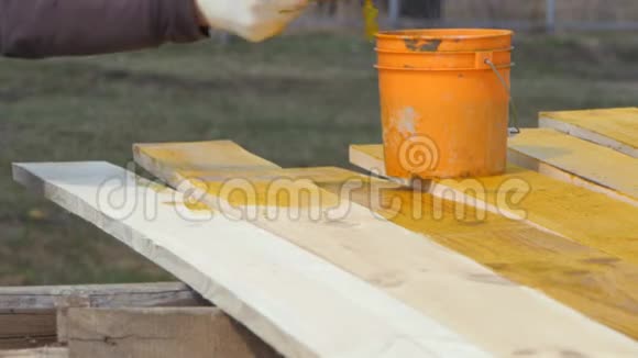 用防腐剂覆盖木木板视频的预览图